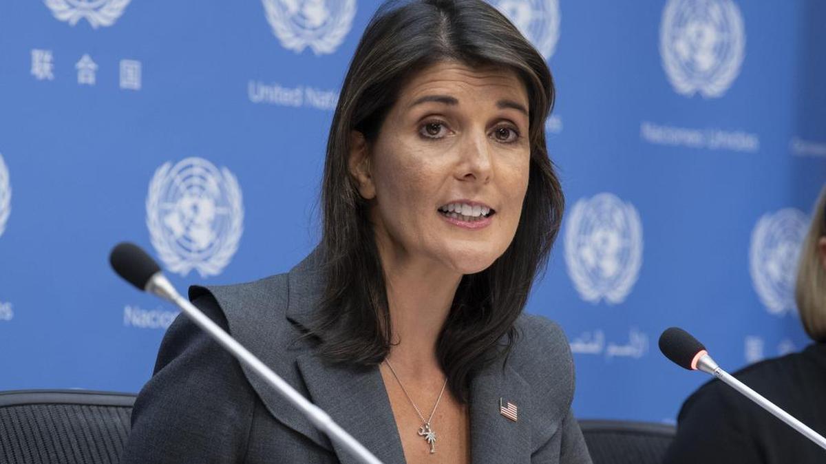 La presidenta de turno del Consejo de Seguridad, la embajadora estadounidense Nikki Haley, mientras habla con la prensa, el martes 4 de septiembre de 2018, tras una reunión del Consejo en la sede del organismo en Nueva York. El Consejo de Seguridad de la ONU se reunirá este viernes para analizar la inminente ofensiva del Gobierno sirio y sus aliados en la provincia de Idleb, el último bastión de los rebeldes.