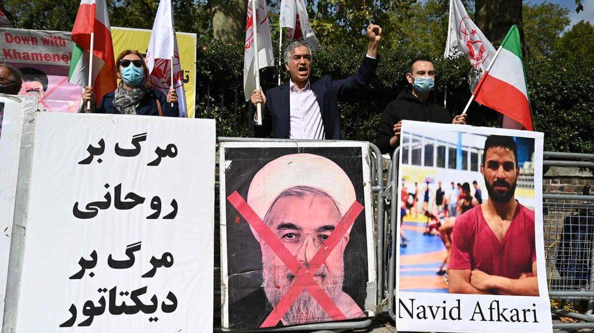Un grupo de personas protestan el sábado contra la ejecución del luchador Navid Afka, frente a la embajada iraní en Londres, Inglaterra, el 12 de septiembre del 2020.