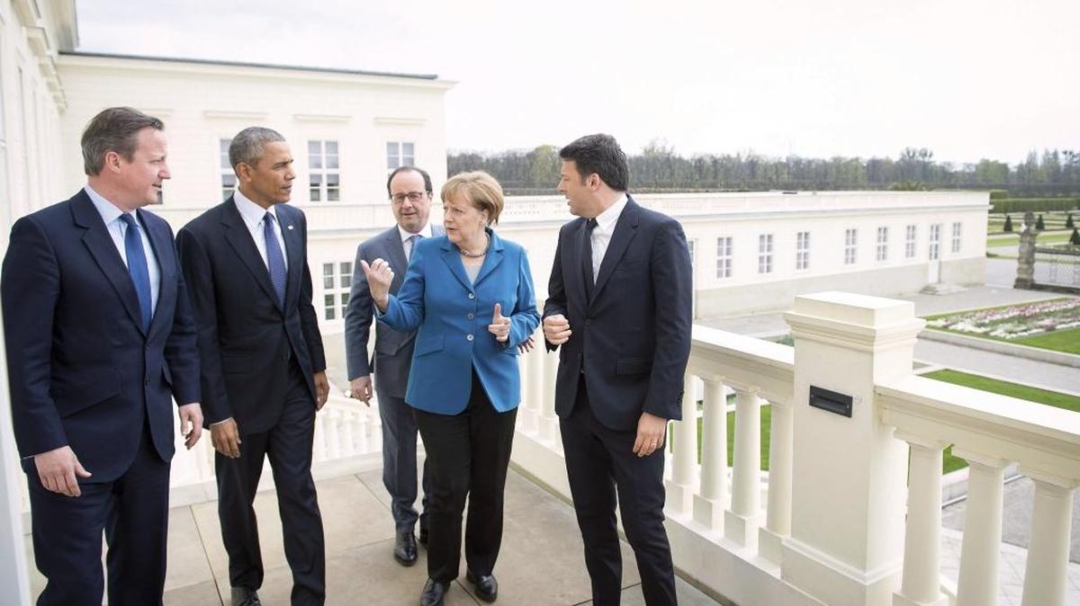 El primer ministro británico David Cameron (izq.), el presidente Barak Obama, la canciller alemana Angela Merkel, junto al al presidente francés, François Hollande y a su homólogo italiano, Matteo Renzi durante una cumbre informal en Hannover (Alemania) el lunes.