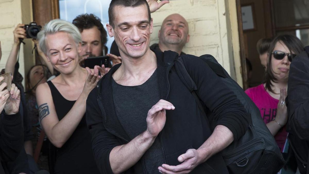 Pyotr Pavlensky, aplaude al salir absuelto de una corte en Moscú.