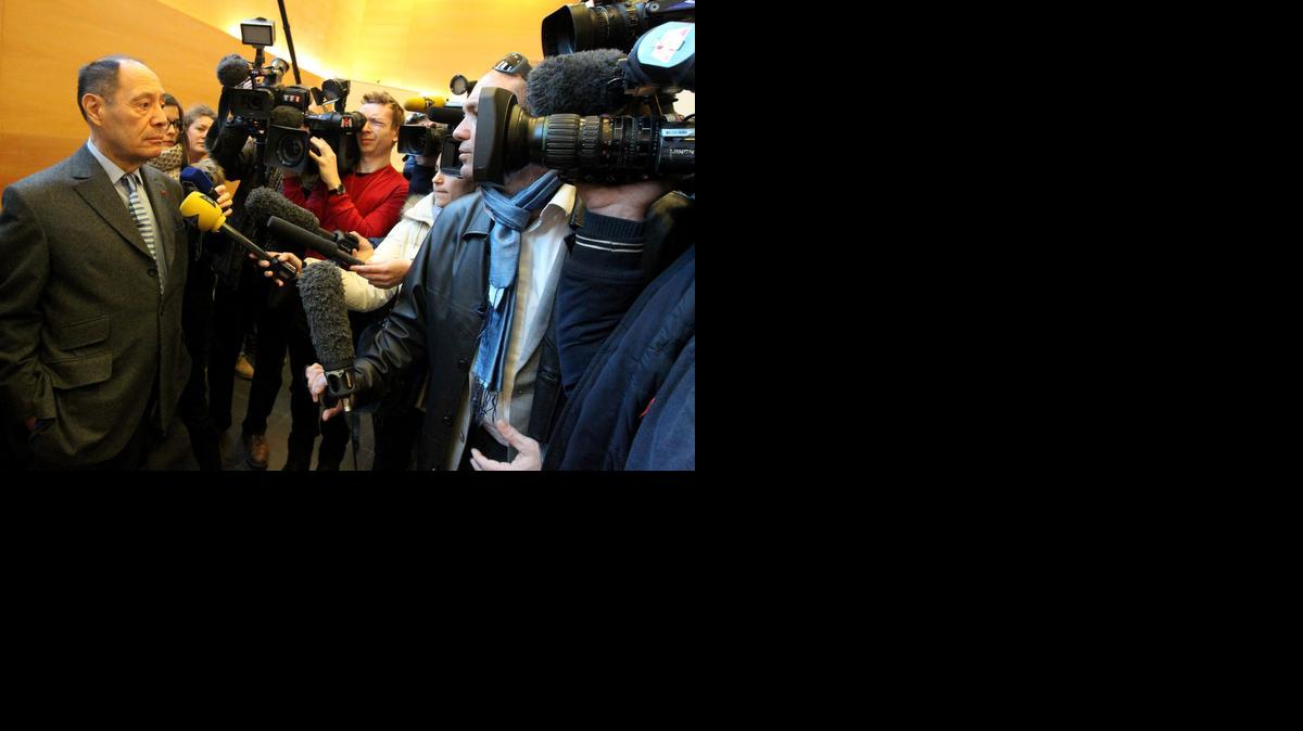 <cutline_leadin>El hijo</cutline_leadin> de Picasso, Claude Ruiz Picasso (izq.), conversa con periodistas antes del inicio del juicio de Pierre Le Guennec, un antiguo electricista de Picasso, y su mujer Danielle, en el Tribunal de Grasse, Francia, el martes.