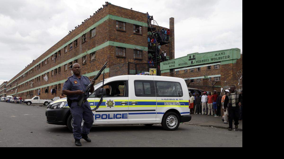 
Un policía carga su rifle y se prepara para dispersar a grupos antiinmigrantes en Johannesburgo, Sudáfrica. 
