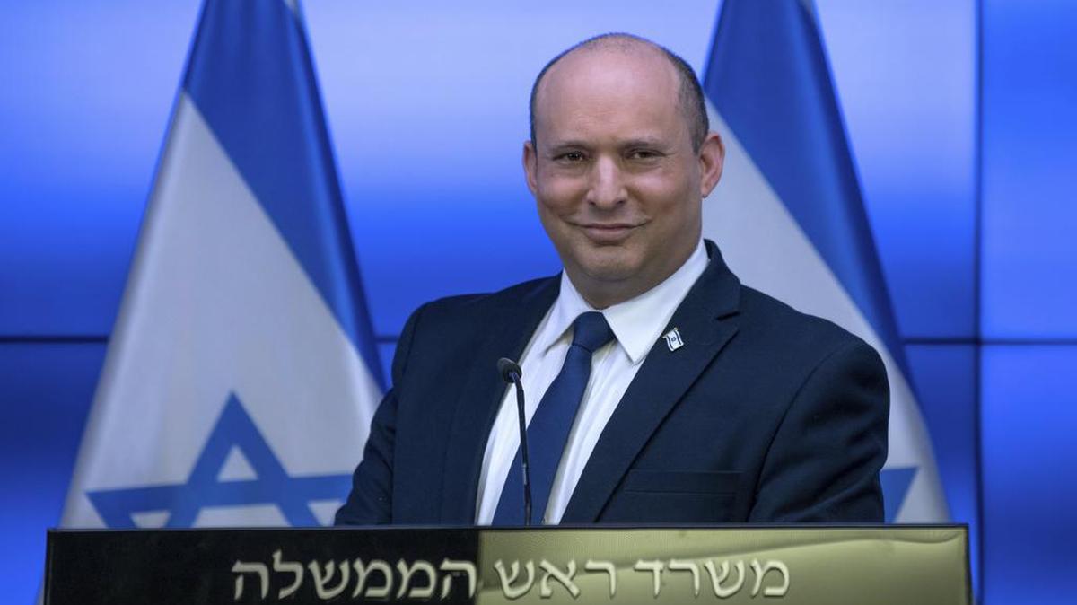 El primer ministro israelí, Naftali Bennett, ofrece una conferencia de prensa en la Oficina de Prensa del Gobierno en Jerusalén, el sábado 6 de noviembre de 2021.