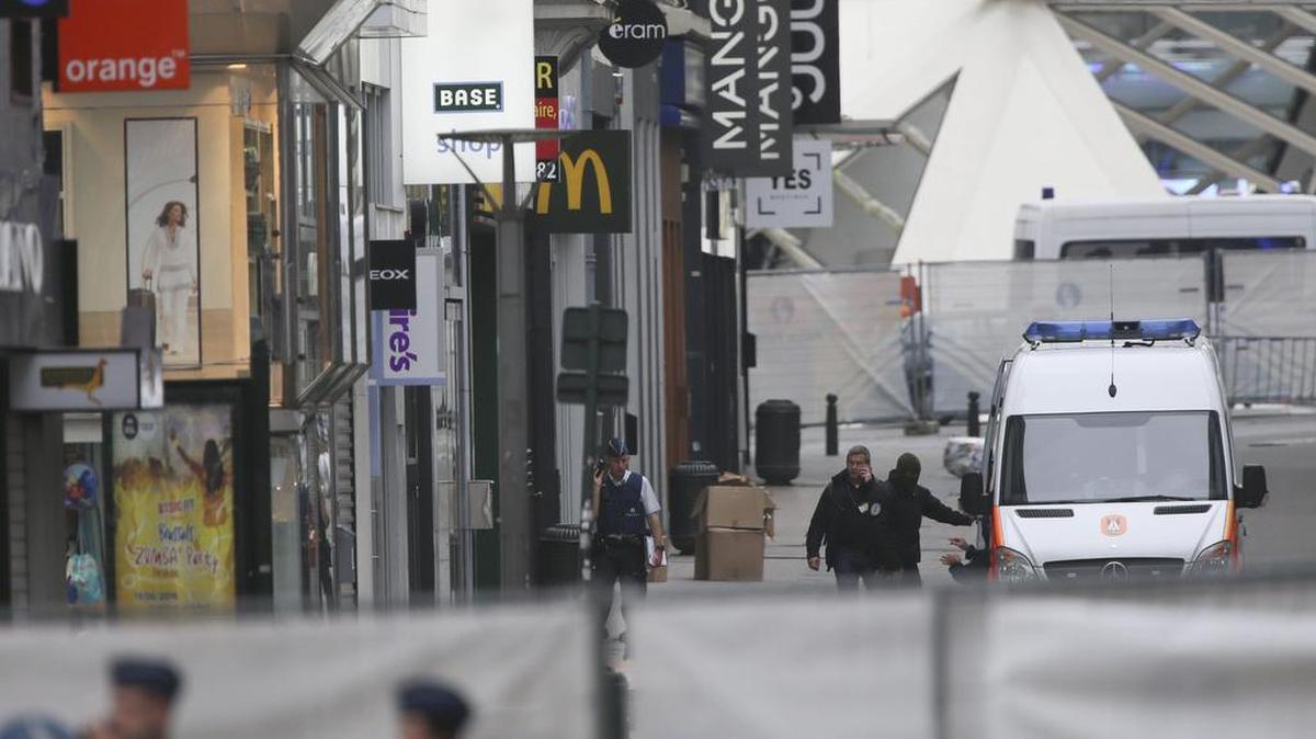 Policías bloquean el acceso al centro comercial City 2 en Bruselas (Bélgica) hoy, 21 de junio de 2016.