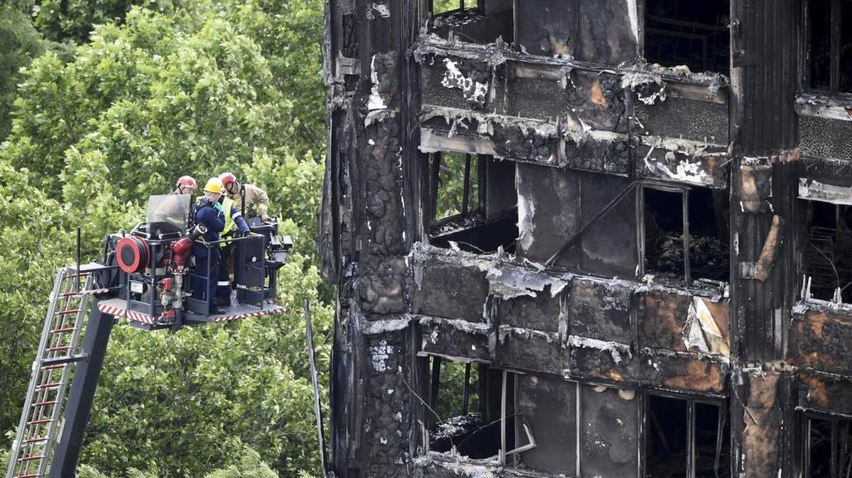 Bomberos inspeccionan este viernes el edificio Grenfell Tower en Londres.