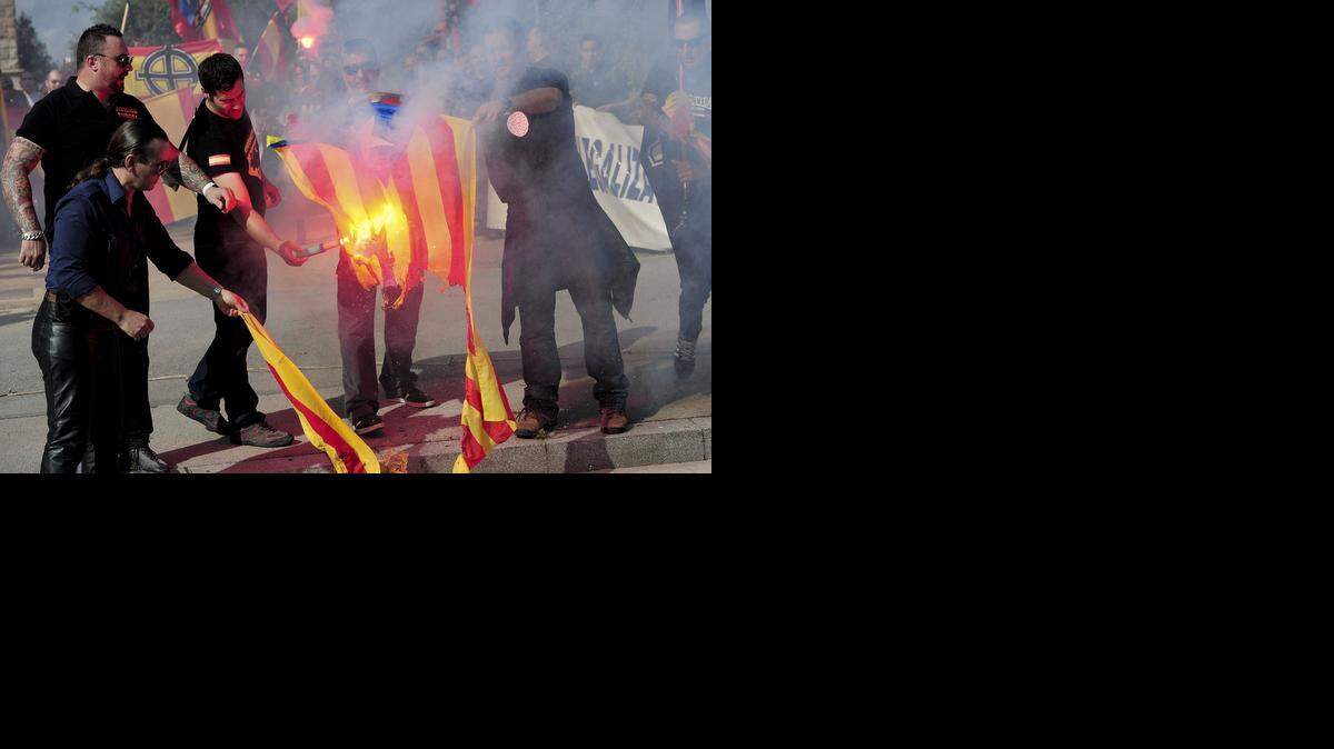 
Militantes de extrema derecha queman una bandera catalana el pasado 12 de octubre en Barcelona.
