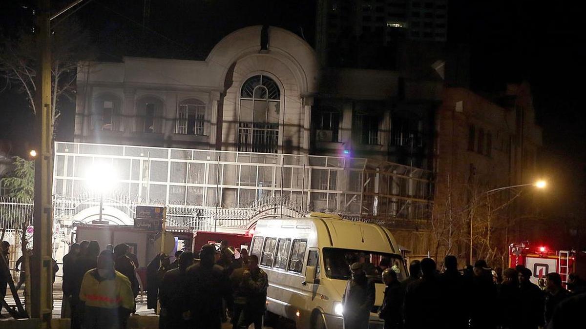 Manifestantes iraníes se reúnen frente a la embajada saudí en Teherán durante una manifestación en contra de la ejecución del destacado clérigo musulmán chií Nimr al-Nimr por las autoridades saudíes, el 2 de enero de 2016.