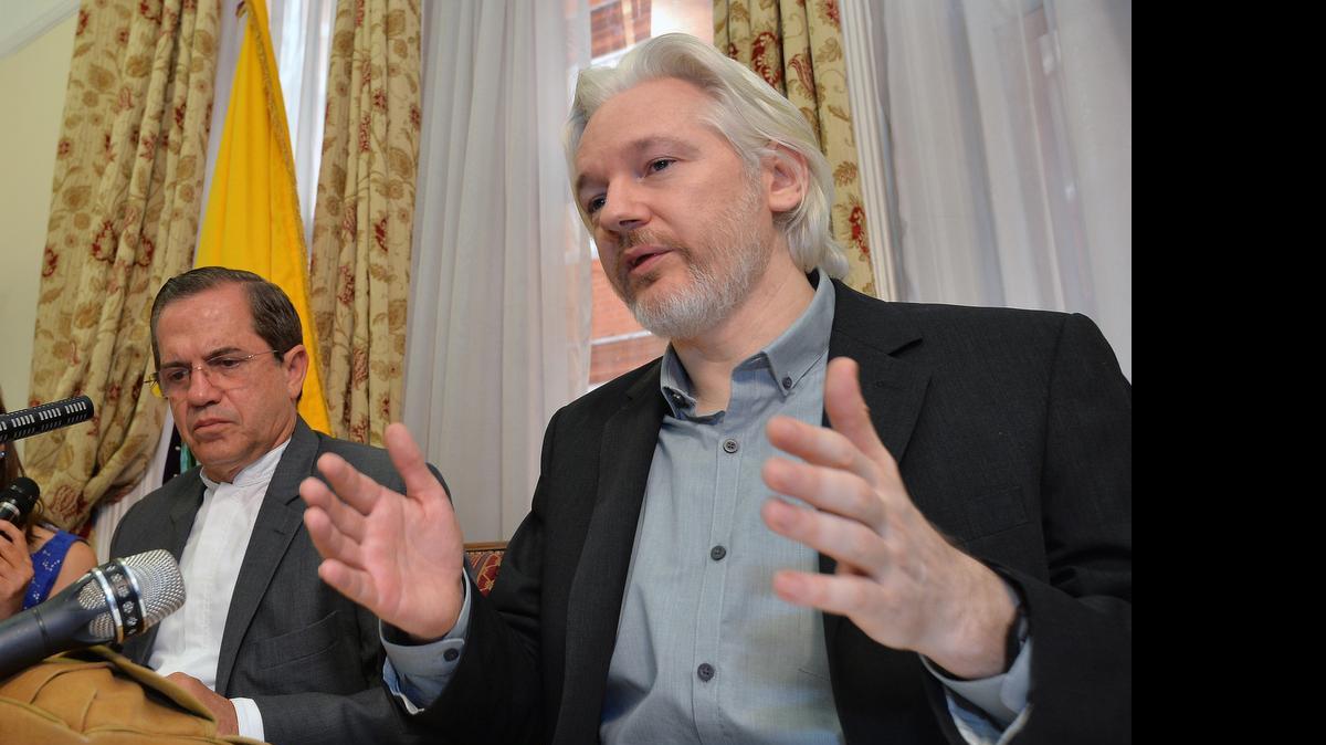 
Ricardo Patiño, canciller de Ecuador (izq.), y Julian Assange, fundador de WikiLeaks, ofrecen una conferencia de prensa en la embajada ecuatoriana en Londres, el 18 de agosto de 2014.
