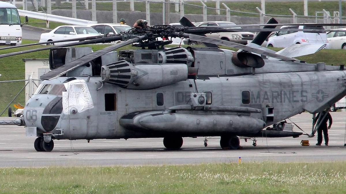Un helicóptero CH53 cubierto de cinta aislante en la parte de la ventana es visto en la base estadounidense de Futenma, en Ginowan, en Okinawa, Japón, hoy, 13 de diciembre de 2017.