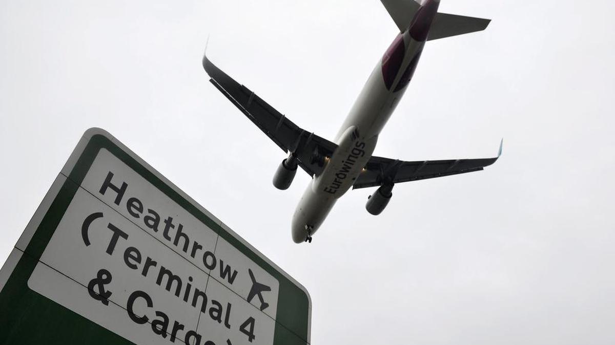 Un avión de British Airways se dispone a aterrizar en el aeropuerto de Heathrow, Londres, Reino Unido, hoy, 25 de octubre de 2016.
