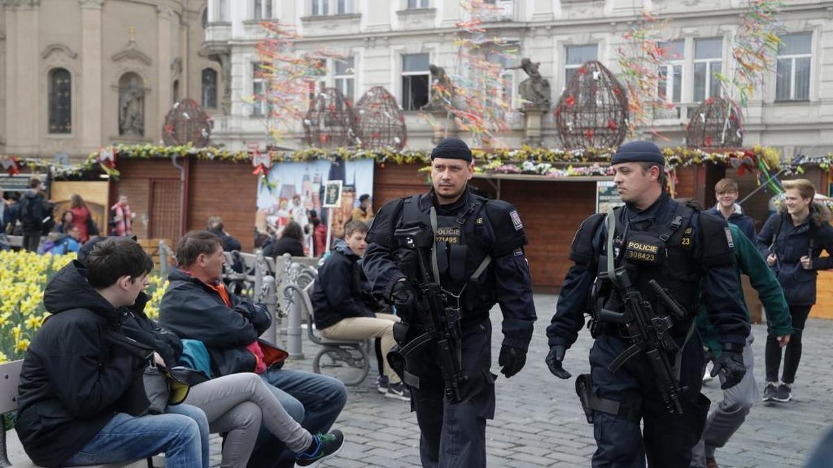 Una patrulla de la policía vigila la parte antigua de Praga, República Checa para evitar ataques terroristas, el 12 de abril.