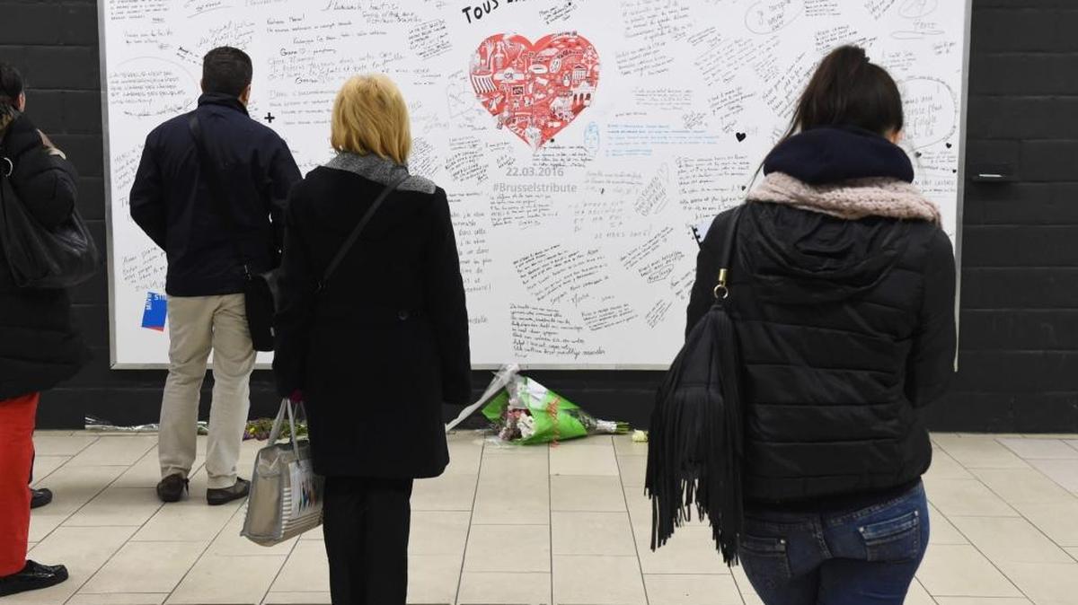 Los pasajeros que se aventuraron este lunes a transitar por el metro de Bruselas se encontraron con esta pared con mensajes que recuerdan a las víctimas del atentado del pasado 22 de marzo.