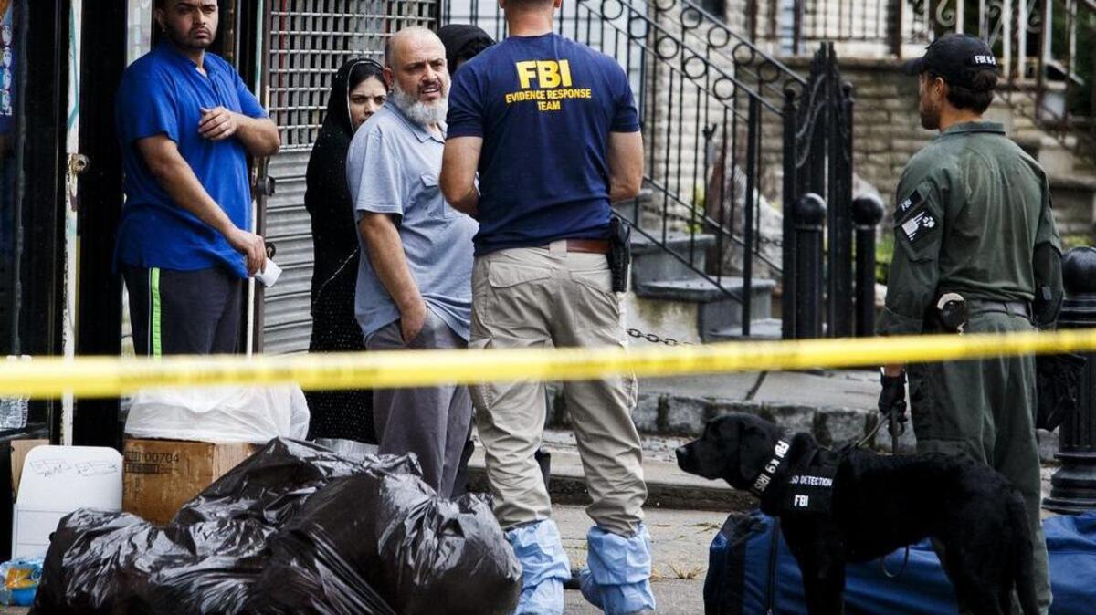 Oficiales de policía y agentes del FBI hablan con Mohammed Rahami (3-i), padre de Ahmad Khan Rahami quien fue arrestado luego de un tiroteo este lunes 19 de septiembre de 2016, en Linden (NJ, EE.UU.).