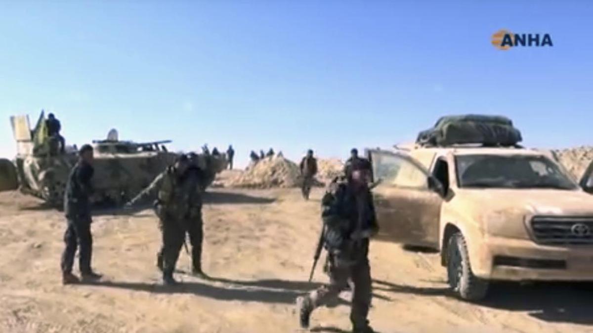 Imagen de televisión que muestra soldados apoyados por EEUU en las cercanías de Al Raqa.