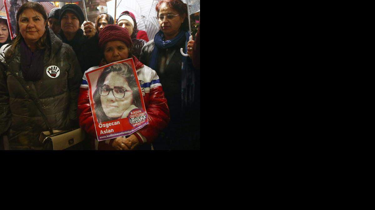 
Özgecan Aslan, estudiante de psicología de 20 años en la ciudad de Mersin, se quedó como última pasajera en un minibus, una forma habitual de transporte, cuyo conductor intentó violarla y acabó matándola a golpes.
