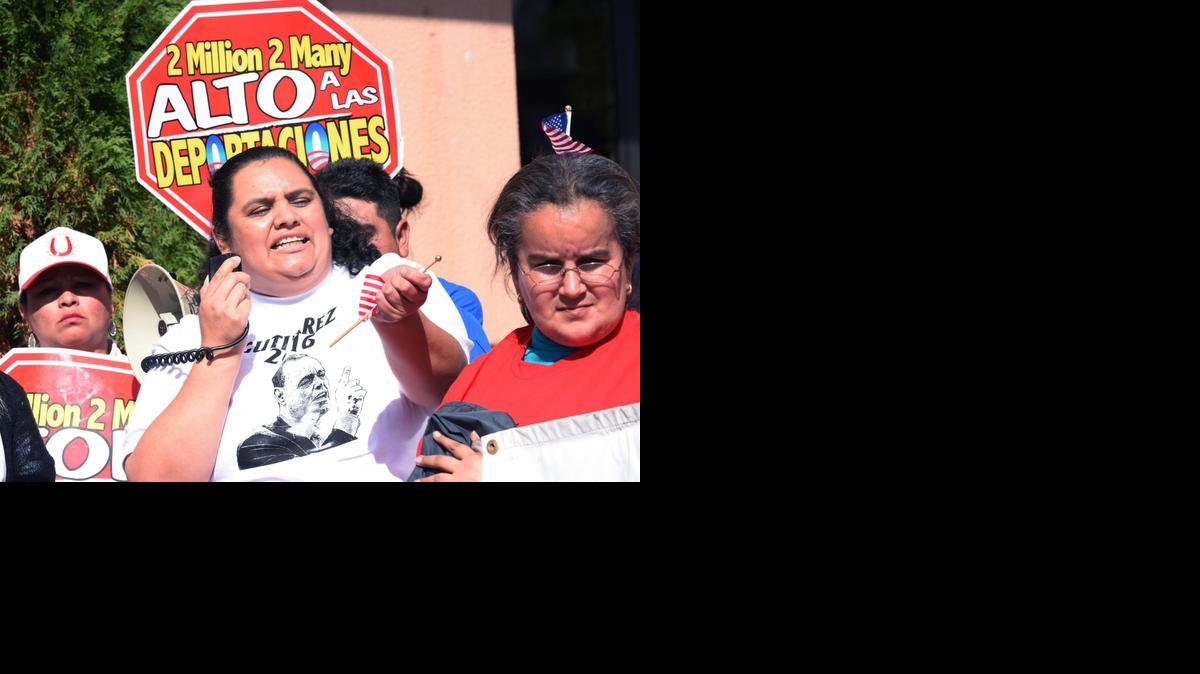 
La Lider de las Madres Inmigrantes Indocumentadas, Alenka Mendoza, pidio a Obama y al partido demócrata que pare las deportaciones y aseguraron que, de no hacerlo, propondrán a su propio candidato independiente para las elecciones presidenciales de 2016, el legislador Luis Gutiérrez. La organización "La Familia Latina", con sede en Chicago, encabezó la reivindicación ante la sede del Comité Nacional Demócrata (DNC) en Washington, al que establecieron un plazo de actuación con un límite de fecha: el 27 de noviembre.
