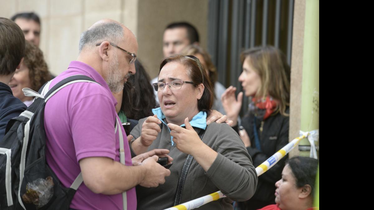 
Un estudiante menor de 14 años mató presuntamente este lunes con un arma blanca a un profesor de su instituto en Barcelona (noreste de España) e hirió a cuatro personas.
