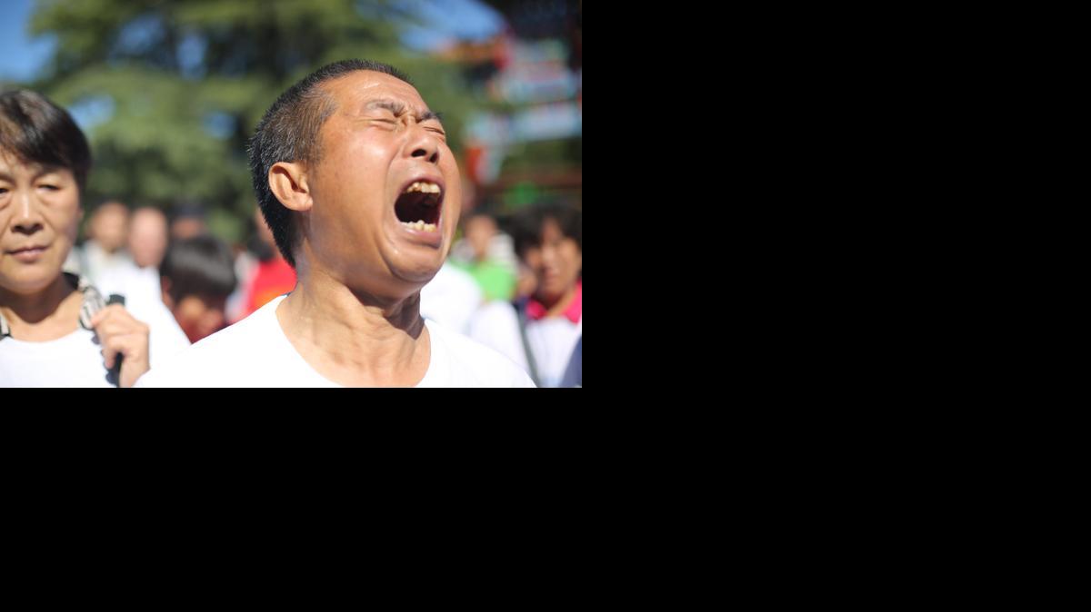 Familiares de las víctimas del vuelo desaparecido MH370 de Malaysia Airlines lloran durante una reunión para rezar por ellos en el templo Yonghegong Lama en Pekín (China) con motivo de los seis meses que se cumplen desde la desaparición del avión, el lunes 8 de septiembre de 2014 en Pekín (China). 
