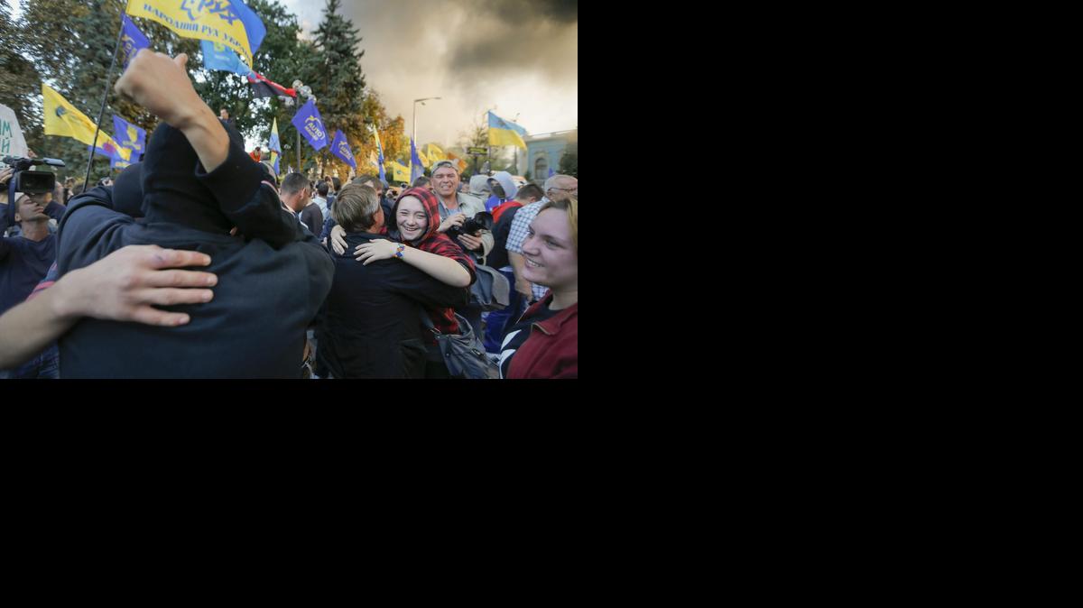 <cutline_leadin>Un grupo</cutline_leadin> de activistas ucranianos celebra frente al Parlamento en Kiev, Ucrania) el martes, después de que Ucrania ratificara el Acuerdo de Asociación con la UE.<252><252>