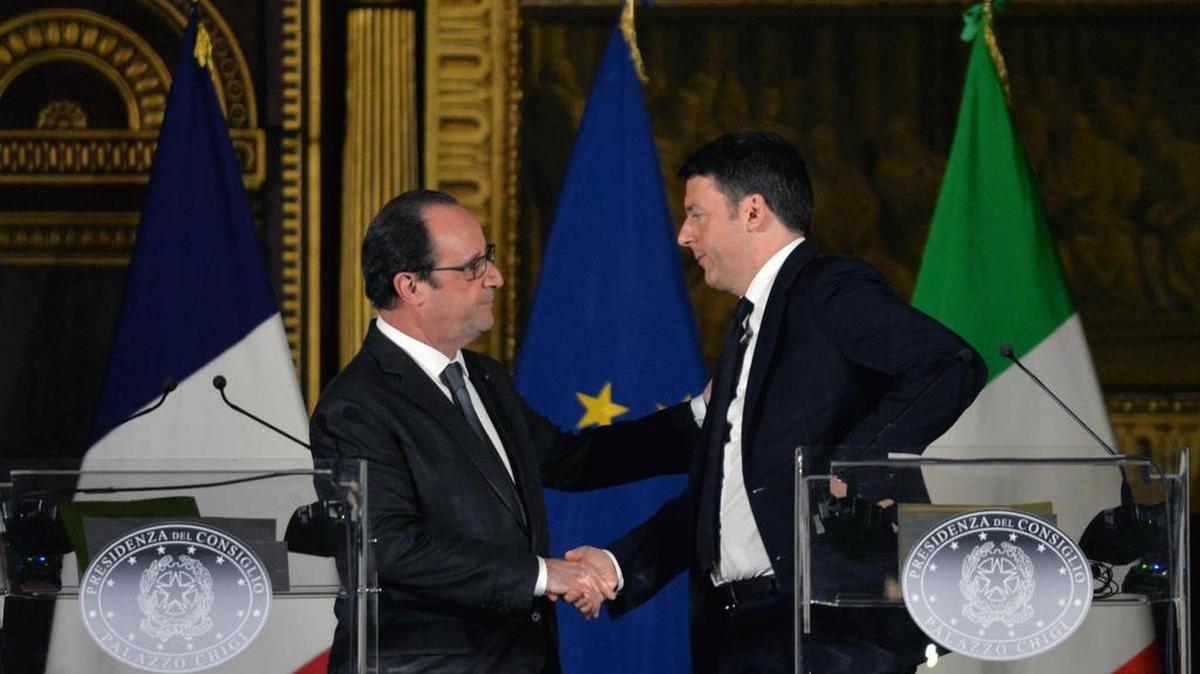 El primer ministro italiano Matteo Renzi (der.), saluda al presidente francés Francois Hollande (izq.), antes de una rueda de prensa el martes en Venecia, Italia.