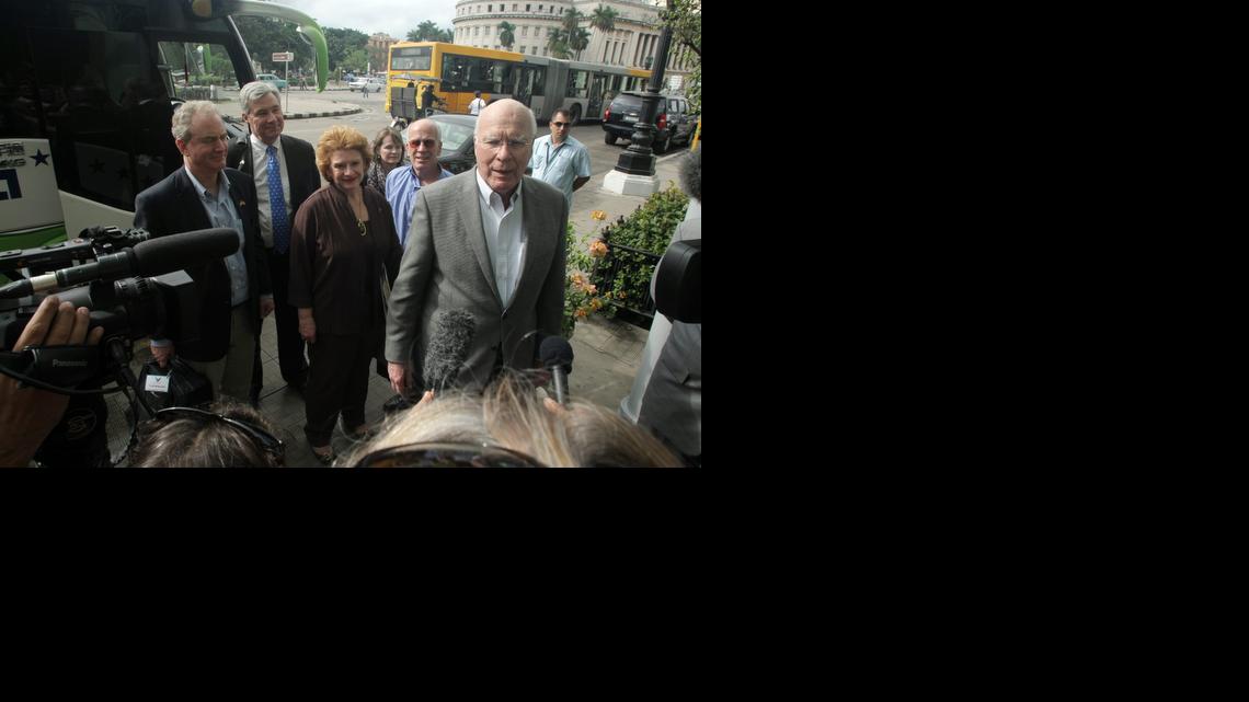 
El senador demócrata Patrick Leahy por Vermont (d), junto a los representantes Debbie Stabenow por Michigan (c), Chris Van Hollen por Maryland (i), Sheldon Whitehouse por Rhode Island (2-i) y Peter Welch por Vermont (2-d), habla a los medios el sábado 17 de enero de 2015, a su llegada a un hotel en La Habana (Cuba). Una delegación de congresistas demócratas de Estados Unidos llegó a la isla, en la primera visita de legisladores de ese país desde que se produjo el 17 de diciembre pasado el histórico anuncio del restablecimiento de relaciones entre La Habana y Washington. El grupo está encabezado por Leahy, uno de los legisladores más activos en los temas de política exterior con Cuba.
