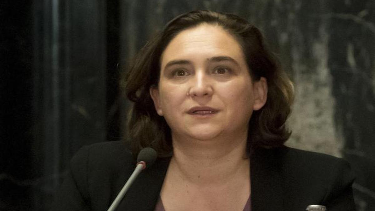 La alcaldesa de Barcelona, Ada Colau, durante la reunión que ha mantenido con los cónsules de los países de la Unión Europea,a los que ha convocado para "reflexionar" sobre los hechos ocurridos el 1-O en Cataluña y "los posibles escenarios que se abren a partir de ahora.