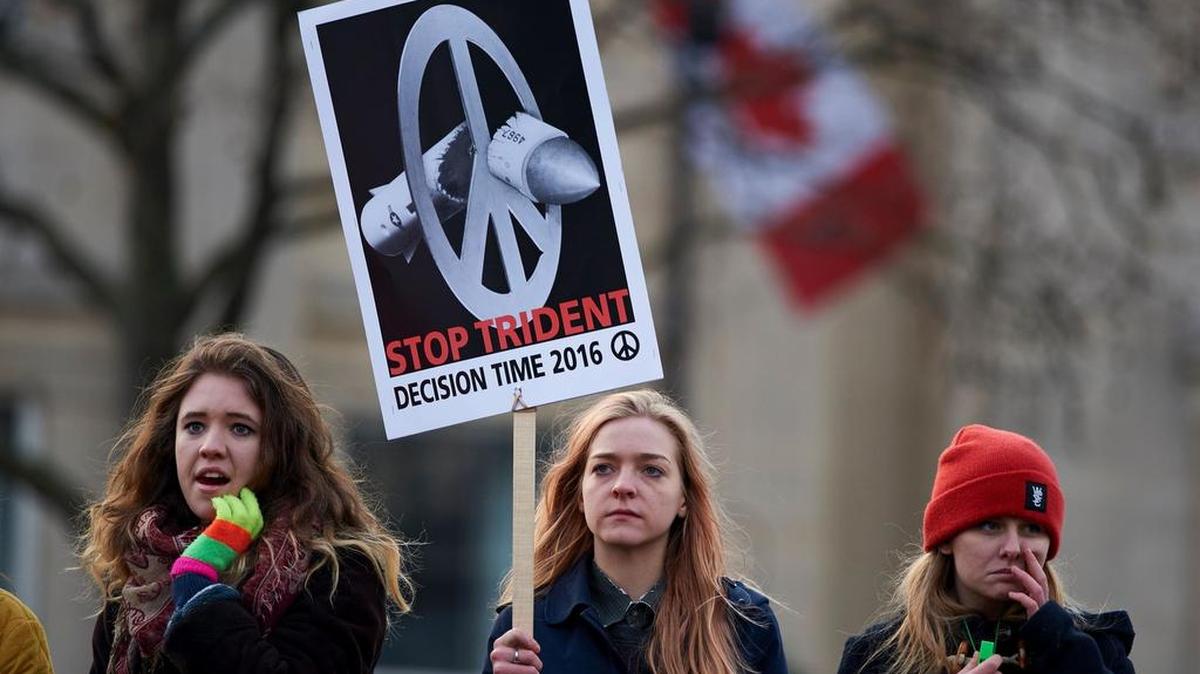 Varios miles se manifestaron el sábado en Londres para protestar contra la renovación del programa de disuasión nuclear británico Trident, al que el gobierno es favorable.