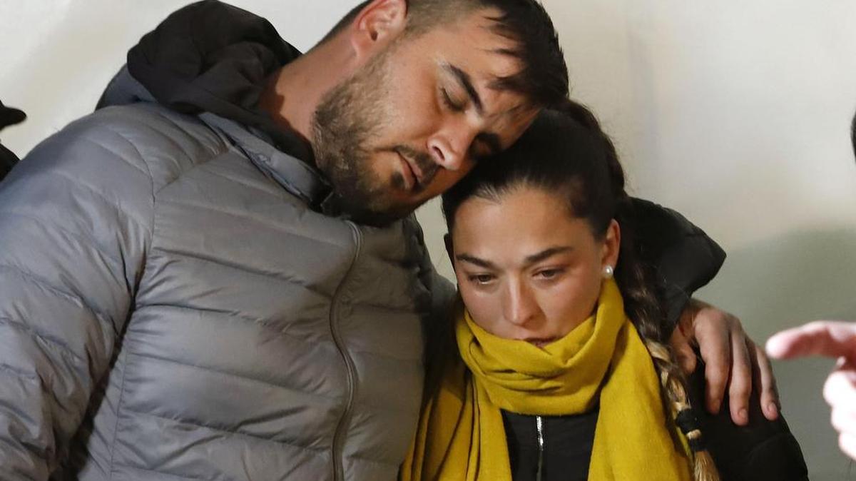 En esta foto tomada el jueves 24 de enero de 2019, José Rosello y Victoria García, padres de un niño de 2 años atrapado en un pozo profundo, participan en una vigilia en la ciudad de Totalan, cerca de Málaga, España.