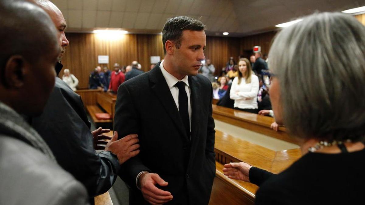 Pistorius fue escoltado por las fuerzas de seguridad hacia una célula, en el subsuelo del tribunal.
