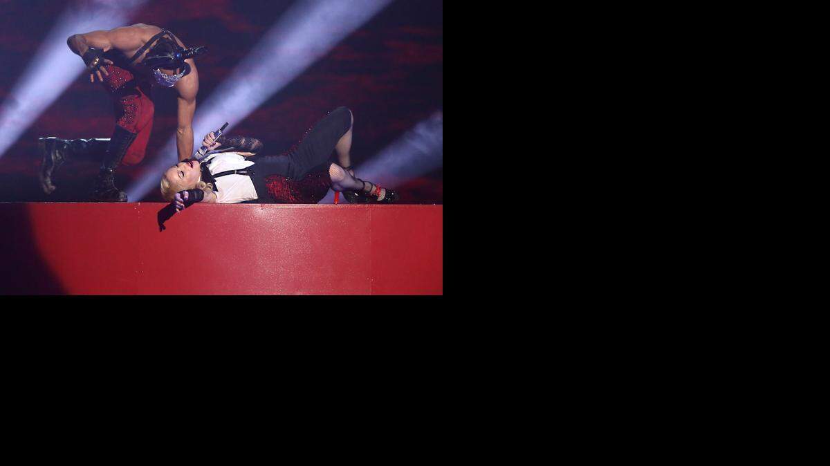
Madonna yace en el piso del escenario del Brit Awards 2015 en la 02 Arena de Londres, luego de caer estrepitosamente sin hacerse daño.
