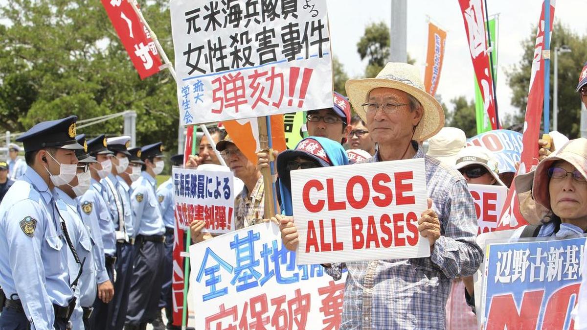 Manifestantes sostienen pancartas durante una protesta el viernes ante la base aérea estadounidense de Kadena en Okinawa, Japón.