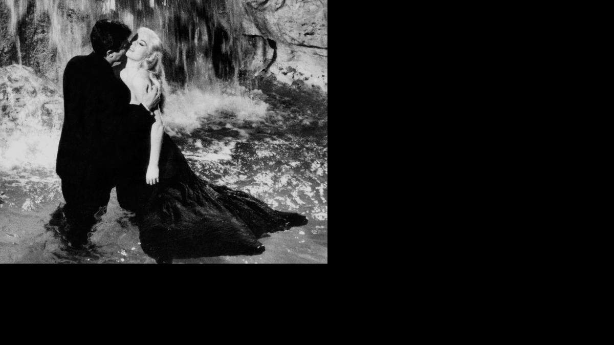 
Una de las escenas más memorables de la película “La Doce Vita”, donde Anita Ekberg en su personaje y dentro del agua de la Fuente de Trevi llama al actor Marcello Mastroianni a entrar con ella.
