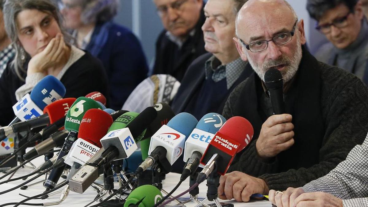 El activista vasco Jean Michel Berhokoirigoin (centro) interviene durante una rueda de prensa en Bayona, al suroeste de Francia, el jueves 23 de marzo de 2017, donde anunciaron que los grupos vascos de la sociedad civil desarmarán por completo al grupo separatista ETA para el 8 de abril.