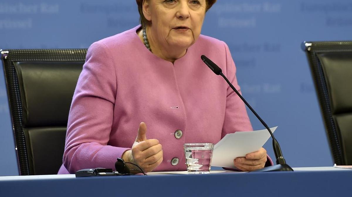 La canciller alemana Angela Merkel habla después de que el cierre de fronteras en los Balcanes bloqueó a miles de migrantes en suelo heleno.