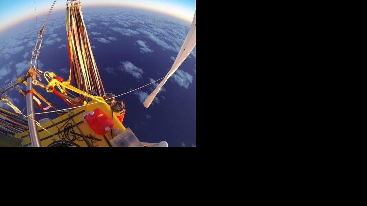 
Vista de la Tierra desde el globo ‘Two Eagles’ (Dos Aguilas), que salió de Japón y 160 horas y 37 minutos después amarizó en aguas mexicanas.
