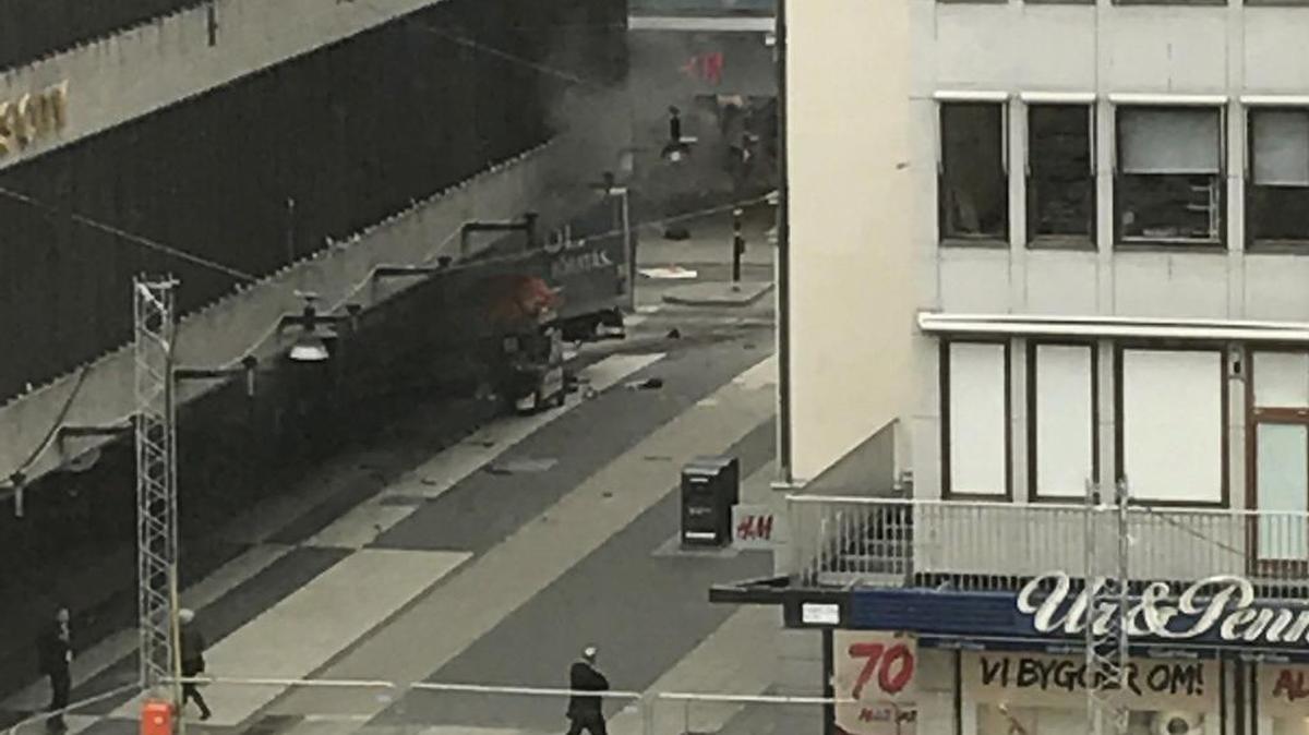 Vista de un camión que ha atropellado a varias personas y que se ha estrellado contra una tienda de la calle comercial de Drottninggatan en el centro de Estocolmo, Suecia el 7 de abril de 2017.