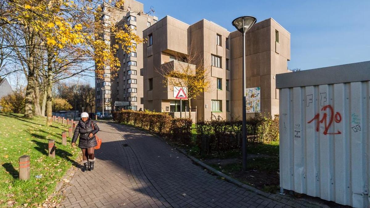 Bilal Hadfi, el más joven de los atacantes París se crió en los proyectos de vivienda de bajos ingresos de Neder Over Heembeek, Bélgica.