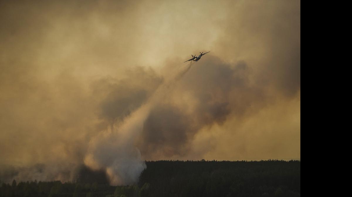 
Un incendio que se declaró en una zona boscosa en el norte de Ucrania avanza en dirección a la central nuclear de Chernobil, escenario de la mayor catástrofe nuclear de la historia, informó el martes el Ministerio del Interior.
