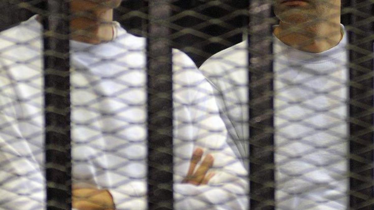 
Alaa Mubarak (der.) y Gamal Mubarak, hijos del ex presidente egipcio Hosni Mubarak, en un tribunal de El Cairo en junio del 2012. Un tribunal ordenó este lunes la liberación de ambos.


