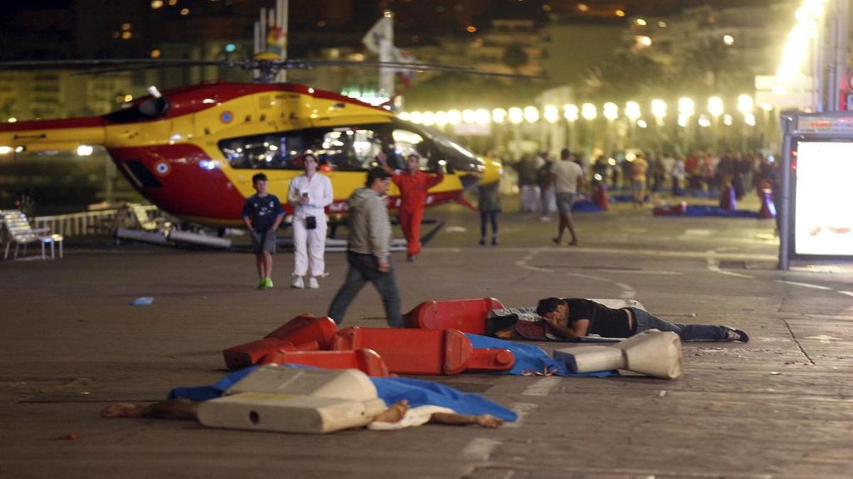 Algunos de los cuerpos en el piso de la Promenade des Anglais en Niza, Francia, poco después del atentado que costó la vida a más de 80 personas.