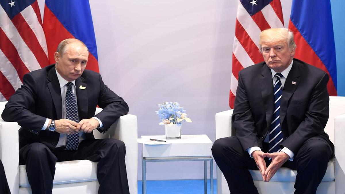 El presidente estadounidense Donald Trump y Presidente de Rusia, Vladimir Putin, celebran una reunión al margen de la Cumbre del G20 en Hamburgo, Alemania, el 7 de julio de 2017.