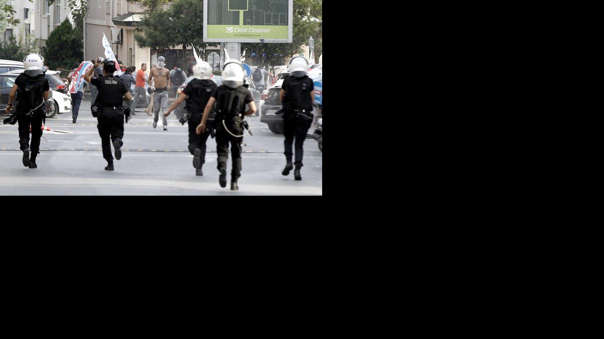 <cutline_leadin>PoliciaS antidisturbios</cutline_leadin> usan gas lacrimógeno para dispersar a manifestantes después del accidente en una obra en construcción en Estambul, el domingo.<252><252><252><252><252>