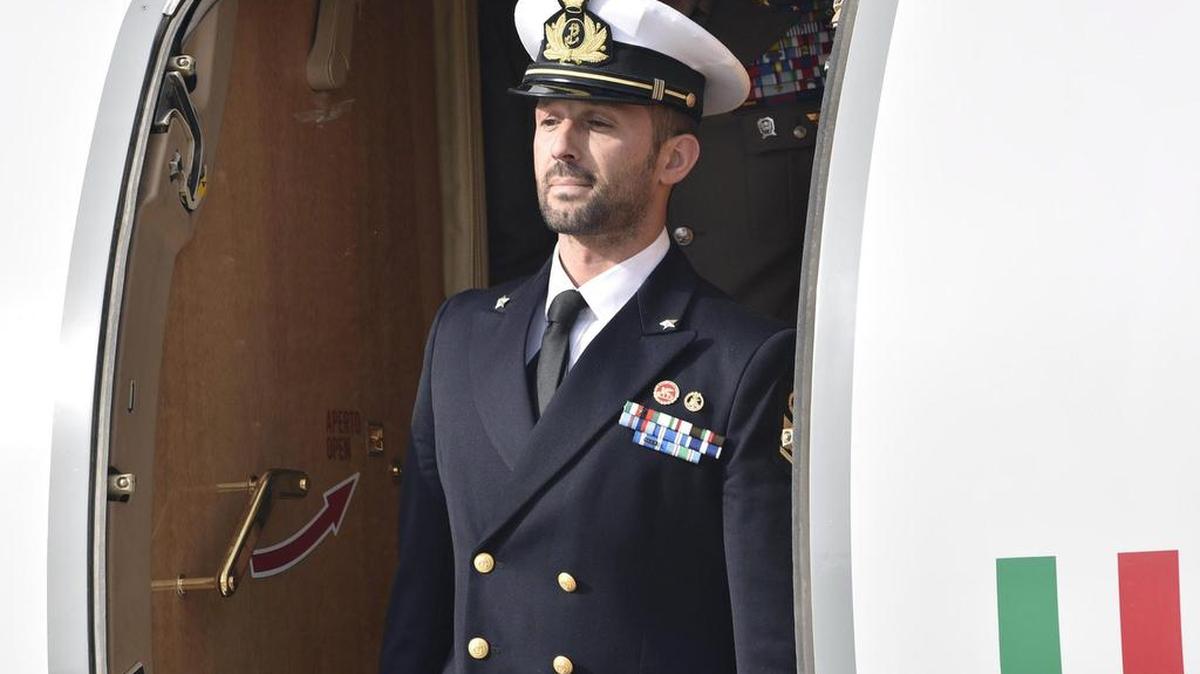 El sargento de la Marina italiana Salvatore Girone, detenido en India durante cuatro años, regresó el sábado a Italia, donde permanecerá hasta que se resuelva el litigio.