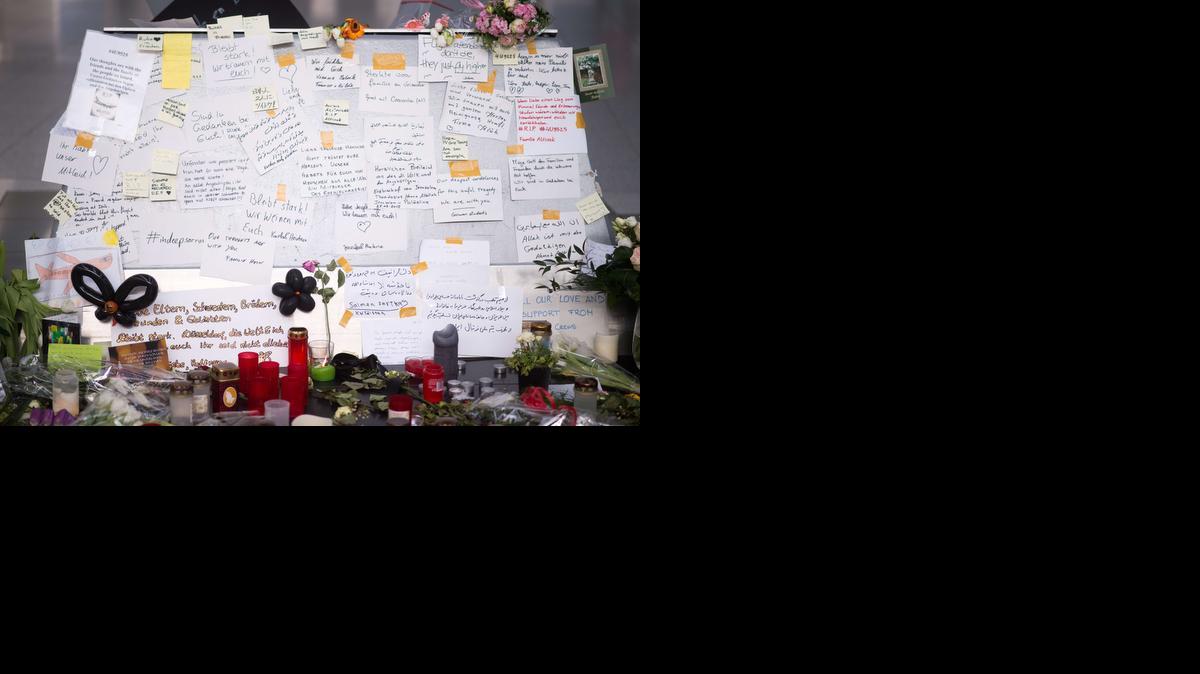 
Un memorial con mensaje, velas y flores por las víctimas de la tragedia de Germanwings fue creado en el Aeropuerto de Düsseldorf, Alemania, el sábado 28 de marzo. 
