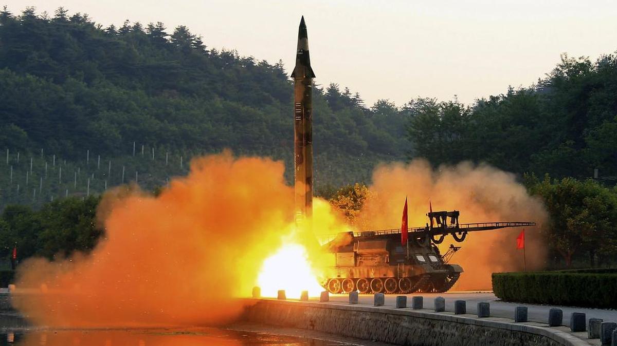 Fotografía facilitada del 30 de mayo de 2017, por la agencia estatal norcoreana KCNA que muestra el lanzamiento la víspera de un misil balístico durante un ensayo de "un nuevo sistema de ultra precisión" en una localidad sin especificar de Corea del Norte.
