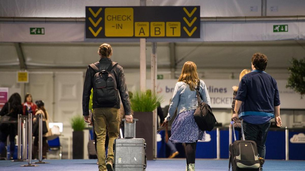 Pasajeros llegando al aeropuerto de Bruselas tienen que esperar hasta dos horas para pasar el control de seguridad.