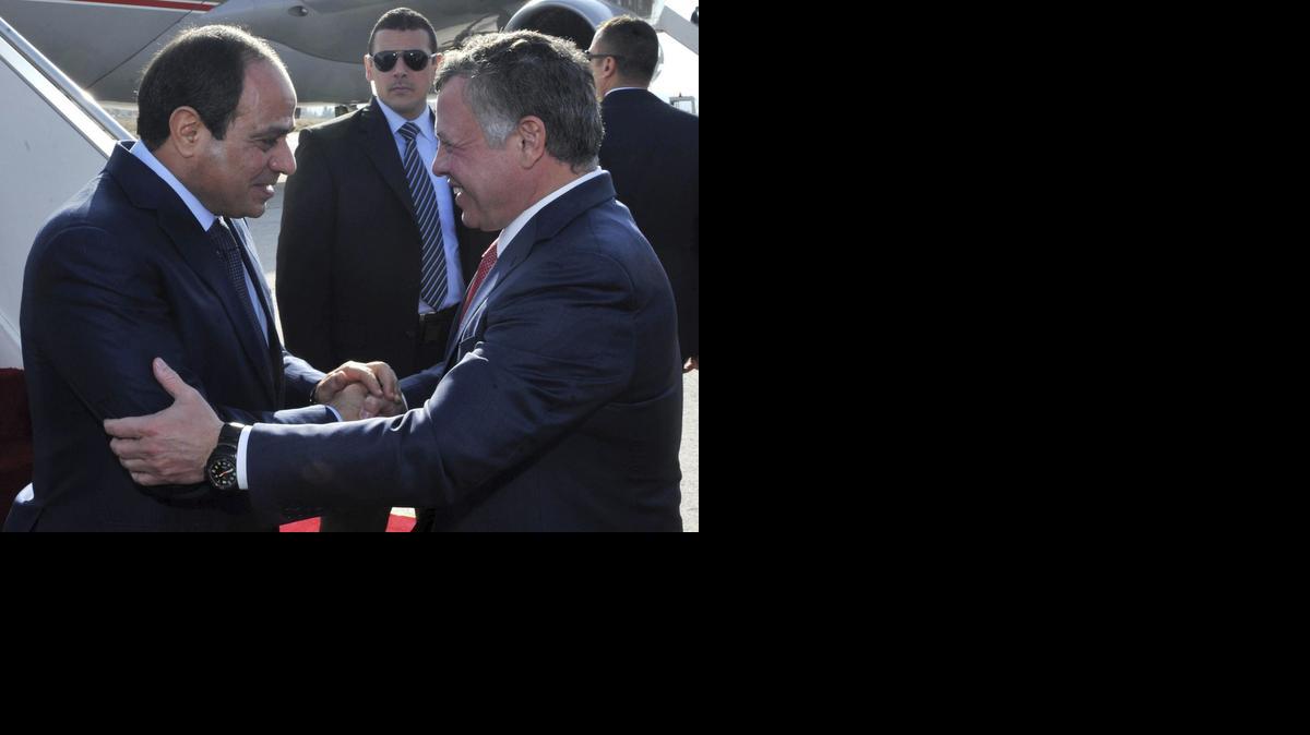 
El rey de Jordania Abdalá II (der.), saluda al presidente egipcio, Al Sisi (izq.), a su llegada a la base militar de Marka, en Ammán, Jordania, el jueves.
