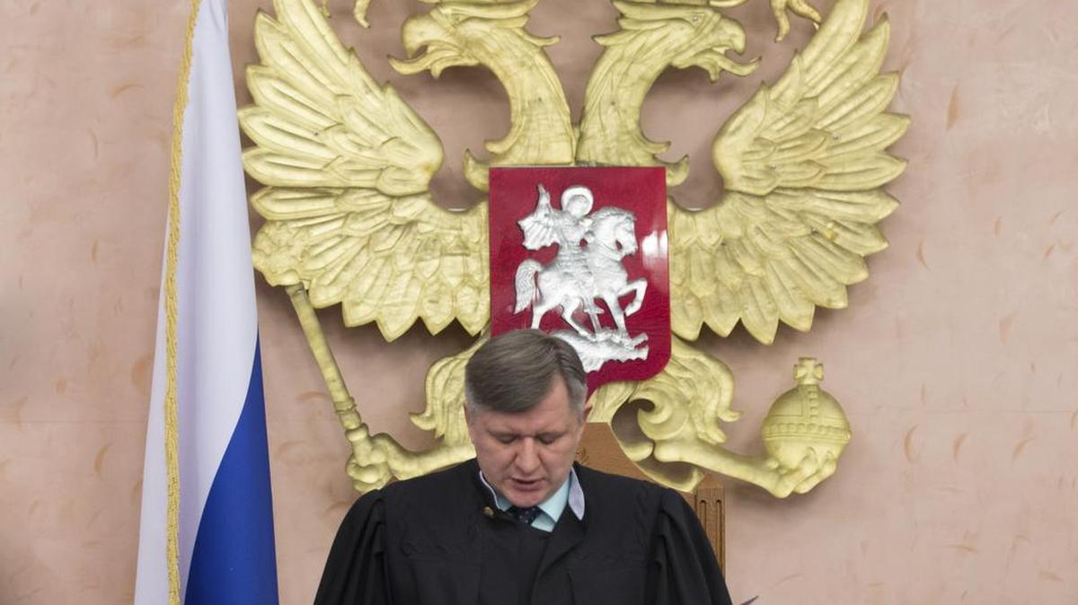 El magistgrado ruso Yuri Ivanenko lee el fallo que ilegaliza a los Testigos de Jehová, este jueves en Moscú.