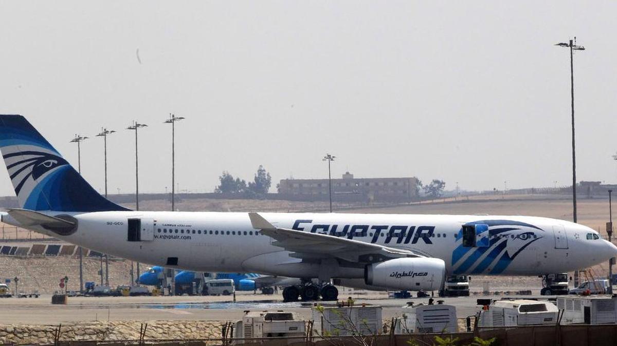 Imagen de archivo con fecha del 29 de marzo de 2016 muestra un avión de la aerolínea EgyptAir después de su aterrizaje en El Cairo (Egipto).
