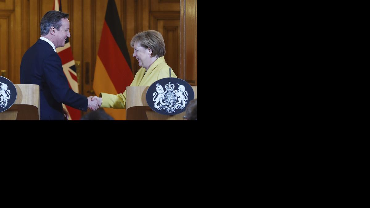 
El primer ministro británico, David Cameron (izq.), estrecha la mano a la canciller alemana Angela Merkel tras una rueda de prensa ofrecida en el número 10 de Downing Street de Londres, Reino Unido, el miércoles.


